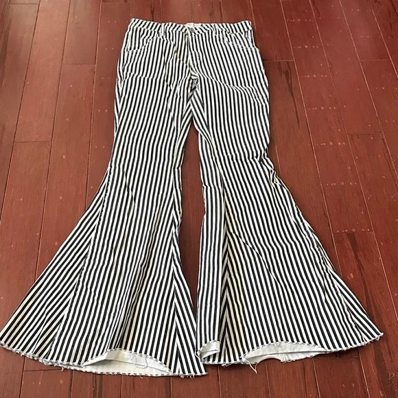 Blank Paige Black & White Striped Ultra Flare Jeans Size Large - Picture 9 of 17